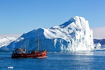 Tours amongst icebergs calved from the Jakobshavn Isbrae glacier, UNESCO World Heritage Site, Ilulissat, Greenland, Polar Regions