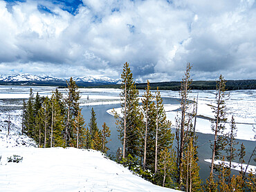 The Yellowstone River surrounded by snow-capped mountains, Yellowstone National Park, UNESCO World Heritage Site, Wyoming, United States of America, North America