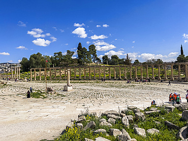 The Oval Forum and Cardo Maximus in the ancient city of Jerash, believed to be founded in 331 BC by Alexander the Great, Jerash, Jordan, Middle East