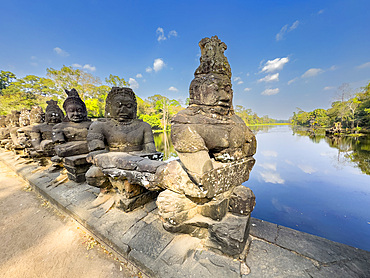 The bridge to Angkor Thom, lined on both sides with figurines ending in a corbelled arch entryway, Angkor, UNESCO World Heritage Site, Cambodia, Indochina, Southeast Asia, Asia