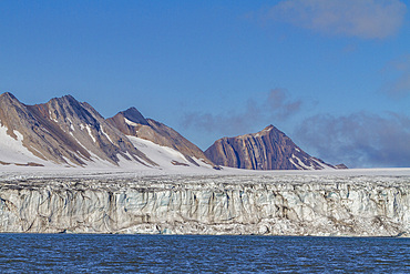 Views of the Vasilievbreen (Vasiliev Glacier), in Isbukta (Ice Bay) near the island of Spitsbergen in Svalbard, Norway, Arctic, Europe