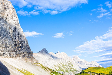 Herzogkante and Falkenhut on the Laliderer Northface, Kuehkarlspitze, Eastern Moserkarspitze, Western Moserkarspitze, Kaltwasserkarspitze, Birkkarspitze, Hinterriss, Ahornboden, Karwendel, Bavaria, Germany