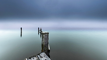 Foggy winter morning on the jetty, Starnberger See, Seeshaupt, Bavaria, Germany