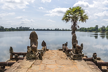 Statues and palm tree on stone jetty, Srah Srang, Angkor Wat, Siem Reap, Siem Reap Province, Cambodia