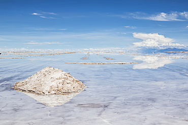 Salar de Uyuni, the world's largest salt flat, during the wet season (December-February); Potosi Department, Bolivia