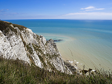 View of the English Channel and white cliffs from a coast path near Beachy Head, Eastbourne, East Sussex, UK, Eastbourne, East Sussex, England