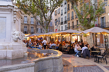 People eating and drinking at an outdoor cafe, Aix-en-Provence, Bouches-du-Rhone, Provence-Alpes-Cote d'Azur, France, Western Europe