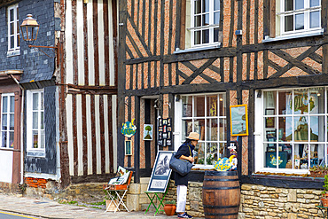 Tourist shopping in the Normandy village of Beuvron-en-Auge, Beuvron-en-Auge, Normandy, France, Europe