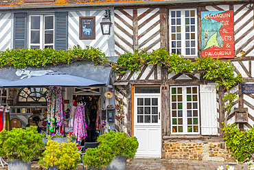 Tourist shops in the Normandy village of Beuvron-en-Auge, Beuvron-en-Auge, Normandy, France, Europe