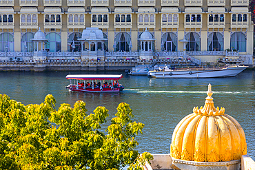 Tourist Boat on Lake Pichola with the City Palace in the background, Udaipur, Rajasthan, India, South Asia, Asia