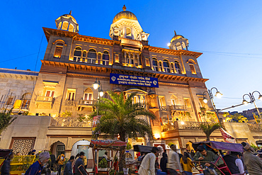 Rickshaws in front of Gurdwara Sis Ganj Sahib, Sikh temple, New Delhi, India, South Asia, Asia