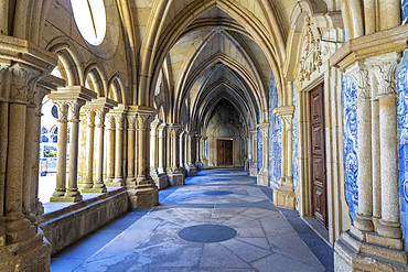 Gothic Cloisters with Baroque Azulejos, Porto Cathedral, UNESCO World Heritage Site, Porto, Norte, Portugal, Europe
