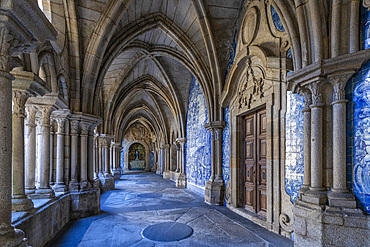 Gothic Cloisters with Baroque Azulejos, Porto Cathedral, UNESCO World Heritage Site, Porto, Norte, Portugal, Europe