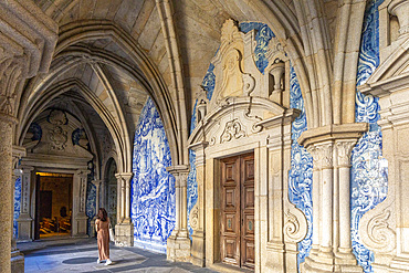 Gothic Cloisters with Baroque Azulejos, Porto Cathedral, Porto, Portugal, Southern Europe