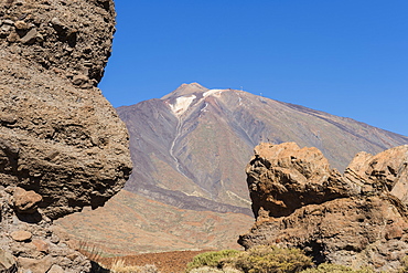 Mount Teide volcano viewed from the Roques de Garcia, Teide National Park, UNESCO World Heritage Site, Tenerife, Canary Islands, Spain, Europe