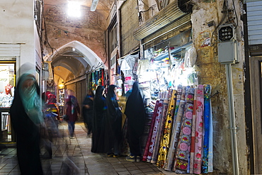 People and shops in the old Kashan bazaar, Isfahan Province, Islamic Republic of Iran, Middle East