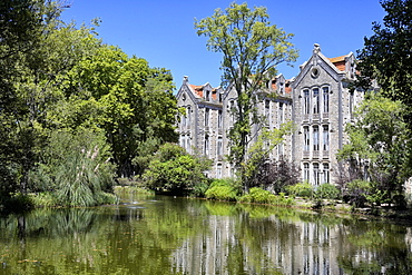 Dom Carlos Park and former school building, Caldas da Rainha, Estremadura, Portugal, Europe