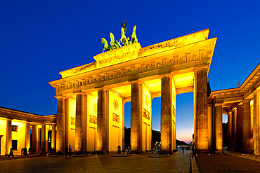 Brandenburg Gate at sunset, Pariser Square, Unter den Linden, Berlin, Germany, Europe