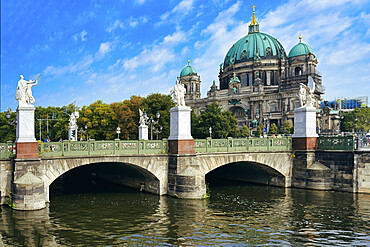 Berlin Cathedral and Schloss bridge, UNESCO World Heritage Site, Museum Island, Unter den Linden, Berlin, Germany, Europe