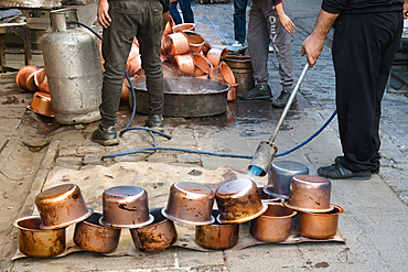 Artisan bleaching small copper containers, Gaziantep bazaar, Turkey, Asia Minor, Asia