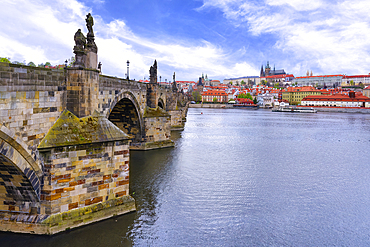 Charles Bridge, Old Town Bridge Tower, Medieval stone arched bridge over the Vltava River and the Castle with the Cathedral, UNESCO World Heritage Site, Prague, Bohemia, Czech Republic (Czechia), Europe