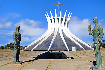 St. Luke and St. John the Evangelists statues by Alfredo Ceschiatti and Dante Croce in front of Roman Cathedral of Brasilia (Metropolitan Cathedral), designed by Oscar Niemeyer, UNESCO World Heritage Site, Brasilia, Federal district, Brazil, South America