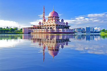 Putra Mosque reflecting in Putrajaya lake, Putrajaya, Malaisia