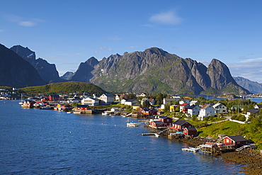 The picturesque fishing village of Reine, Moskenesoy, Lofoten, Nordland, Norway, Scandinavia, Europe