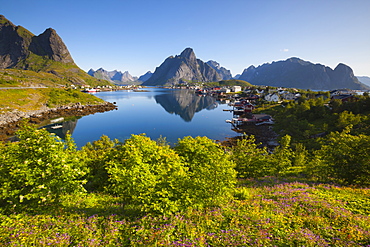 The picturesque fishing village of Reine, Moskenesoy, Lofoten, Nordland, Norway, Scandinavia, Europe