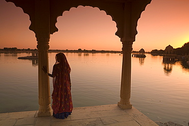 Woman in traditional dress, Jaisalmer, Western Rajasthan, India, Asia 