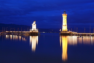 Port with lighthouse and sculpture of the Bavarian Lion, Lake Constance (Bodensee), Bavaria, Germany, Europe 