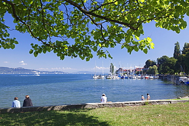 People sitting at the lakeshore, Bodman-Ludwigshafen, Lake Constance (Bodensee), Baden Wurttemberg, Germany, Europe 