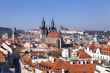 View over the Old Town (Stare Mesto) with Old Town Hall, Tyn Cathedral (Church of Our Lady Before Tyn) to Castle District with Royal Palace and St. Vitus Cathedral, Prague, Bohemia, Czech Republic, Europe