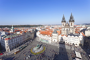 View over the Old Town Square (Staromestske namesti) with Tyn Cathedral, Jan Hus Monument and street cafes, Prague, Bohemia, Czech Republic, Europe 