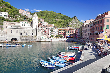 Fishing boats at the harbour, Vernazza, Cinque Terre, UNESCO World Heritage Site, Rivera di Levante, Provinz La Spazia, Liguria, Italy, Europe