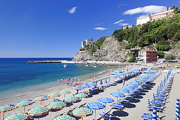 Beach with parasols and sun loungers, Monterosso al Mare, Cinque Terre, UNESCO World Heritage Site, Riviera di Levante, Liguria, Italy, Europe