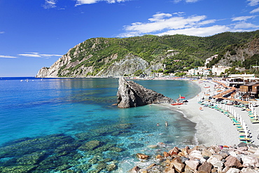 Beach with parasols and sun loungers, Monterosso al Mare, Cinque Terre, Rivera di Levante, UNESCO World Heritage Site, Liguria, Italy, Europe