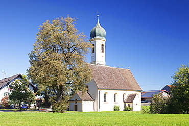 St. Leonhard Church, Froschhausen near Murnau am Staffelsee, Upper Bavaria, Bavaria, Germany, Europe