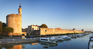 Tour de Constance tower and city wall at sunset, Aigues Mortes, Petit Camargue, Department Gard, Languedoc-Roussillon, France, Europe