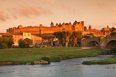 La Cite, medieval fortress city, bridge over River Aude, Carcassonne, UNESCO World Heritage Site, Languedoc-Roussillon, France, Europe