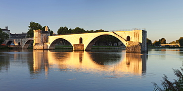 Bridge St. Benezet over Rhone River at sunset, UNESCO World Heritage Site, Avignon, Vaucluse, Provence, Provence-Alpes-Cote d'Azur, France, Europe