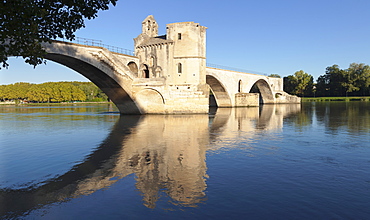 Bridge St. Benezet over Rhone River at sunset, UNESCO World Heritage Site, Avignon, Vaucluse, Provence, Provence-Alpes-Cote d'Azur, France, Europe