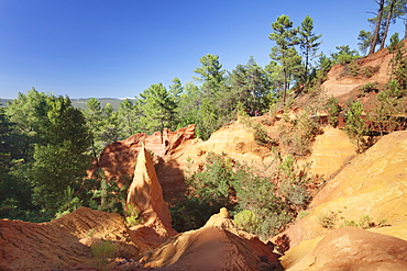 Les Sentiers des Ocres, Ochre Rocks, Nature Trail, Roussillon, Provence, Provence-Alpes-Cote d'Azur, Southern France, France, Europe