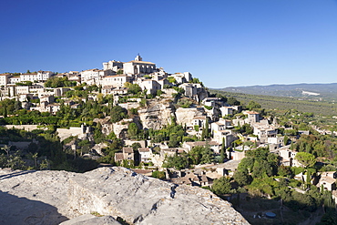 Hilltop village of Gordes with castle and church, Provence, Provence-Alpes-Cote d'Azur, Southern France, France, Europe