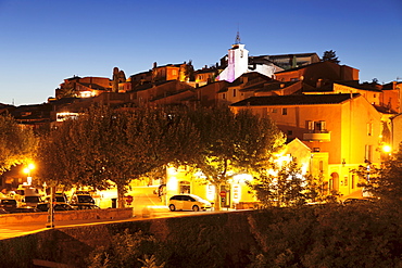 Hilltop village of Roussillon, rocks of ochre, Provence, Provence-Alpes-Cote d'Azur, Southern France, France, Europe