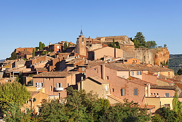 Sunrise over hilltop village of Roussillon, rocks of ochre, Provence, Provence-Alpes-Cote d'Azur, Southern France, France, Europe