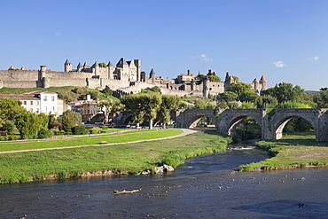 La Cite, medieval fortress city, bridge over River Aude, Carcassonne, UNESCO World Heritage Site, Languedoc-Roussillon, France, Europe