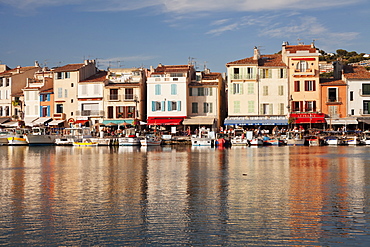 Fishing boats at the harbour, restaurants and street cafes on the promenade, Cassis, Provence, Provence-Alpes-Cote d'Azur, France, Mediterranean, Europe