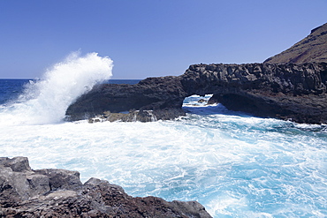 Rock arch, Charco Manso Bay, Punta Norte near Echedo, UNESCO biosphere reserve, El Hierro, Canary Islands, Spain, Atlantic, Europe