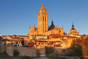 Old town, town wall and Cathedral at sunset, UNESCO World Heritage Site, Segovia, Castillia y Leon, Spain, Europe